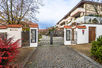 vstup do objektu - Pronájem bytu 3+kk v osobním vlastnictví 91 m², Praha 7 - Troja