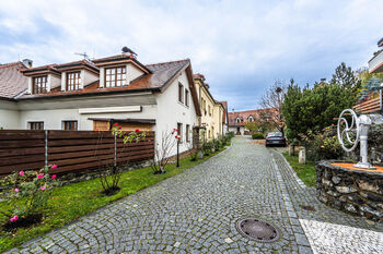 pohled na budovu - Pronájem bytu 3+kk v osobním vlastnictví 91 m², Praha 7 - Troja