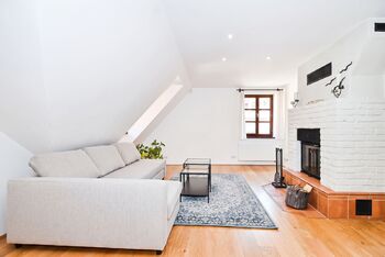 obývací pokoj s krbem - Pronájem bytu 3+kk v osobním vlastnictví 91 m², Praha 7 - Troja