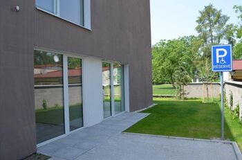 Byt s předzahrádkou a parkovacím místem - Pronájem bytu 3+kk v osobním vlastnictví 76 m², Praha 9 - Klánovice