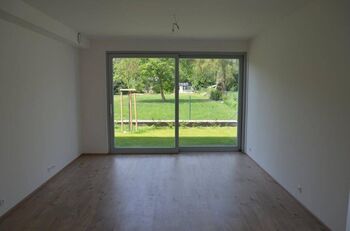 Obývací místnost se vstupem na zahradu - Pronájem bytu 3+kk v osobním vlastnictví 76 m², Praha 9 - Klánovice