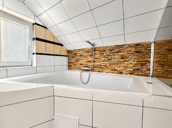 koupelna - rohová vana - Pronájem bytu 4+kk v osobním vlastnictví 129 m², Děčín