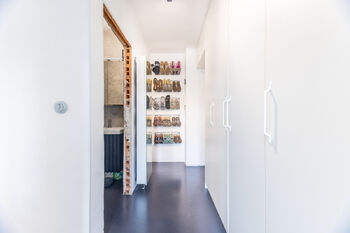 chodba, chybí pouze dveře - Prodej bytu 2+kk v osobním vlastnictví 41 m², Praha 6 - Břevnov