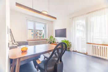 obývací pokoj je světlý a vzdušný - Prodej bytu 2+kk v osobním vlastnictví 41 m², Praha 6 - Břevnov