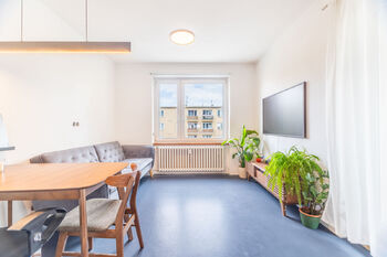 obývací pokoj - Prodej bytu 2+kk v osobním vlastnictví 41 m², Praha 6 - Břevnov