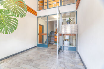 vstup do domu - Prodej bytu 2+kk v osobním vlastnictví 41 m², Praha 6 - Břevnov
