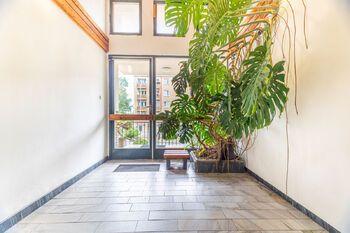 vstupní chodba domu - Prodej bytu 2+kk v osobním vlastnictví 41 m², Praha 6 - Břevnov