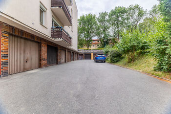 k bytu patří parkovací místo ve dvougaráží - Prodej bytu 2+kk v osobním vlastnictví 41 m², Praha 6 - Břevnov