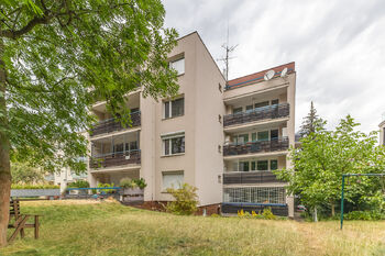 pohled na dům ze zahrady - Prodej bytu 2+kk v osobním vlastnictví 41 m², Praha 6 - Břevnov