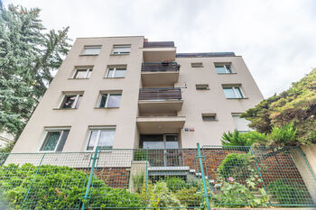 pohled na dům z ulice - Prodej bytu 2+kk v osobním vlastnictví 41 m², Praha 6 - Břevnov