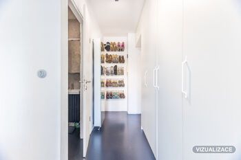 vizualizace chodby s doplněnými dveřmi - Prodej bytu 2+kk v osobním vlastnictví 41 m², Praha 6 - Břevnov
