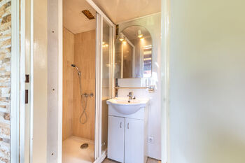 koupelna se sprchovým koutem - Prodej chaty / chalupy 52 m², Chbany