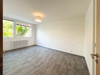 Prostorná  ložnice s vestavnou skříní  - Pronájem bytu 3+kk v družstevním vlastnictví 80 m², Praha 5 - Motol