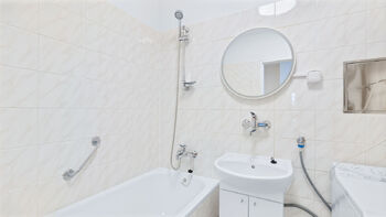Koupelna - Pronájem bytu 2+1 v osobním vlastnictví 61 m², Praha 4 - Braník