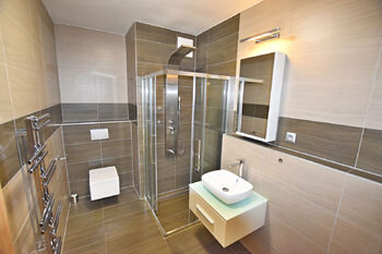 Koupelna + WC - Pronájem bytu 1+kk v osobním vlastnictví 50 m², České Budějovice