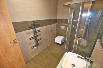 Koupelna + WC - Pronájem bytu 1+kk v osobním vlastnictví 50 m², České Budějovice
