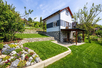 AI Vizualizace zahrady a obložení - Prodej pozemku 405 m², Bystřany