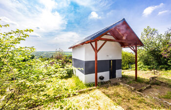 Krytý vstup chaty - Prodej pozemku 405 m², Bystřany