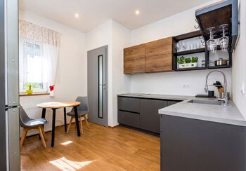Vizualizace kuchyně se spíží AI - Prodej domu 130 m², Český Dub
