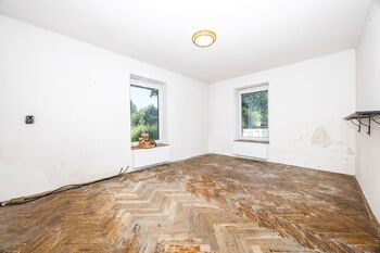 Prostorná ložnice v 1.NP - Prodej domu 130 m², Český Dub