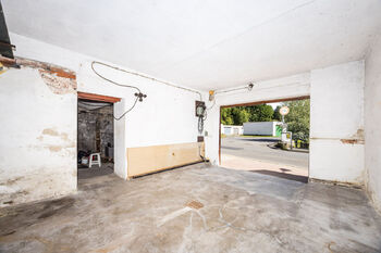 Garáž se vstupem do domu přes sklep - Prodej domu 130 m², Český Dub
