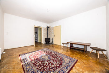 Obývací pokoj se vstupem do kuchyně a prostorné ložnice - Prodej domu 130 m², Český Dub
