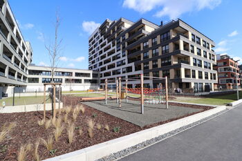 Okolí bytového domu - Pronájem bytu 1+kk v osobním vlastnictví 30 m², Praha 9 - Hloubětín