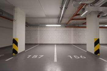 Garážové stání - Pronájem bytu 1+kk v osobním vlastnictví 30 m², Praha 9 - Hloubětín