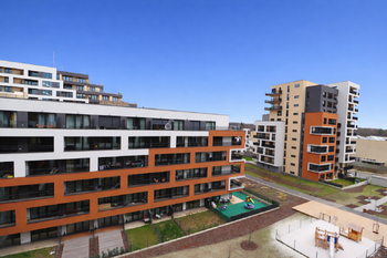 Výhled z lodžie - Pronájem bytu 1+kk v osobním vlastnictví 30 m², Praha 9 - Hloubětín