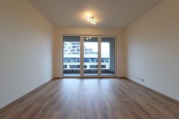 Obývací pokoj + kk - Pronájem bytu 1+kk v osobním vlastnictví 30 m², Praha 9 - Hloubětín