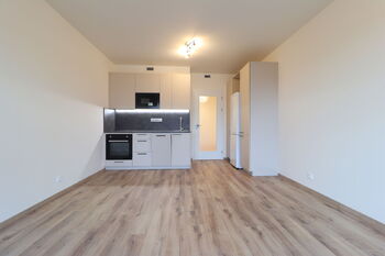 Obývací pokoj + kk - Pronájem bytu 1+kk v osobním vlastnictví 30 m², Praha 9 - Hloubětín 
