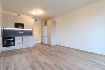 Obývací pokoj + kk - Pronájem bytu 1+kk v osobním vlastnictví 30 m², Praha 9 - Hloubětín