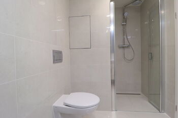 Koupelna - Pronájem bytu 1+kk v osobním vlastnictví 30 m², Praha 9 - Hloubětín