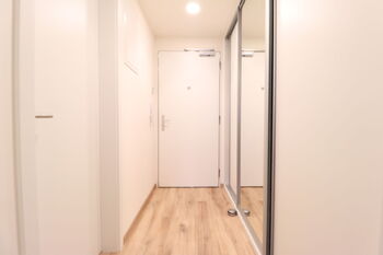 Předsíň - Pronájem bytu 1+kk v osobním vlastnictví 30 m², Praha 9 - Hloubětín