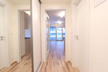 Předsíň - Pronájem bytu 1+kk v osobním vlastnictví 30 m², Praha 9 - Hloubětín