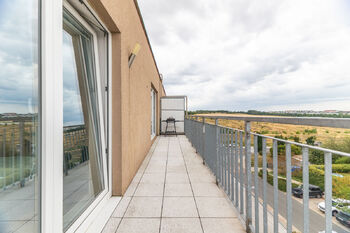 velká terasa - Prodej bytu 2+kk v osobním vlastnictví 46 m², Hostivice