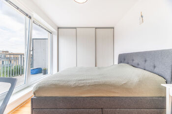 v ložnici je vestavěná skříň - Prodej bytu 2+kk v osobním vlastnictví 46 m², Hostivice