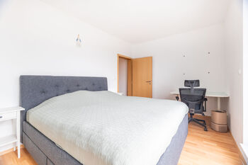 v ložnici je i místo pro pracovní kout - Prodej bytu 2+kk v osobním vlastnictví 46 m², Hostivice