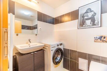 koupelna - Prodej bytu 2+kk v osobním vlastnictví 46 m², Hostivice