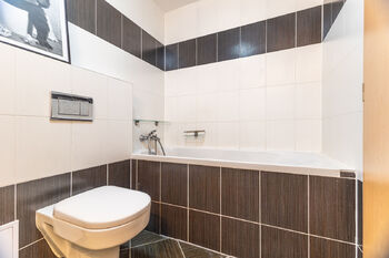 v koupelně je vana - Prodej bytu 2+kk v osobním vlastnictví 46 m², Hostivice