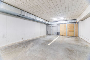 garážové stání - Prodej bytu 2+kk v osobním vlastnictví 46 m², Hostivice