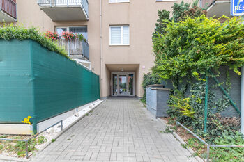 vchod do domu - Prodej bytu 2+kk v osobním vlastnictví 46 m², Hostivice