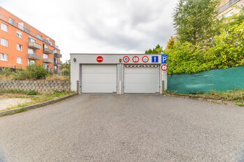 vjezd do garáže - Prodej bytu 2+kk v osobním vlastnictví 46 m², Hostivice