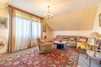 Podkroví obývací pokoj - Prodej domu 170 m², Jesenice