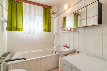 Koupelna 1NP - Prodej domu 170 m², Jesenice