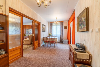 Jídelna s obývacím pokojem 1NP - Prodej domu 170 m², Jesenice