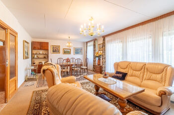 Jídelna s obývacím pokojem 1NP - Prodej domu 170 m², Jesenice