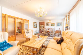 Jídelna s obývacím pokojem 1NP - Prodej domu 170 m², Jesenice