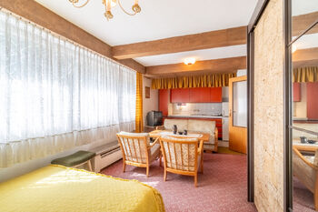 Kuchyň s  ložnicí - suterén - Prodej domu 170 m², Jesenice