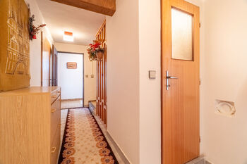 Chodba suterén - Prodej domu 170 m², Jesenice